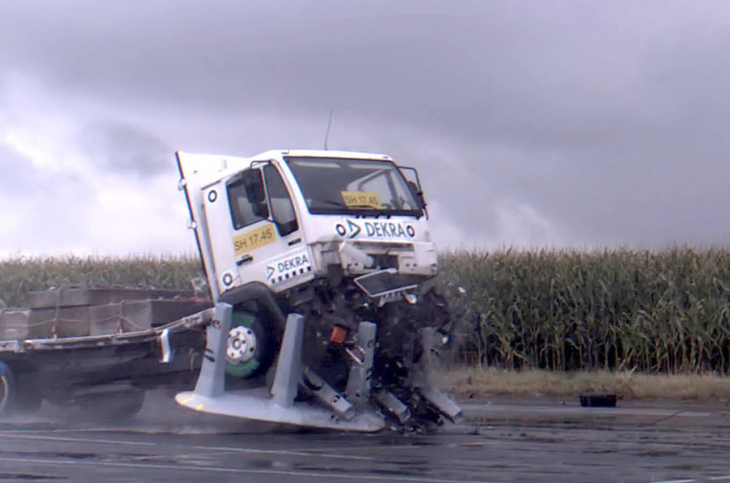 Die Effektivität der CitySafe Barrieren wird bei einem Test mit einem fahrenden LKW demonstriert.