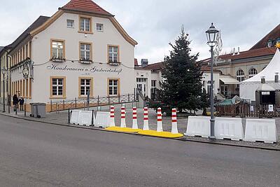 Eine Straßeneinfahrt ist durch eine CitySafe Barriere abgesperrt.