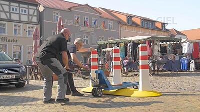 Silbitz Group CitySafe Montage Zwei Männer montieren eine CitySafe Barriere mithilfe von einem Hebewagen.
